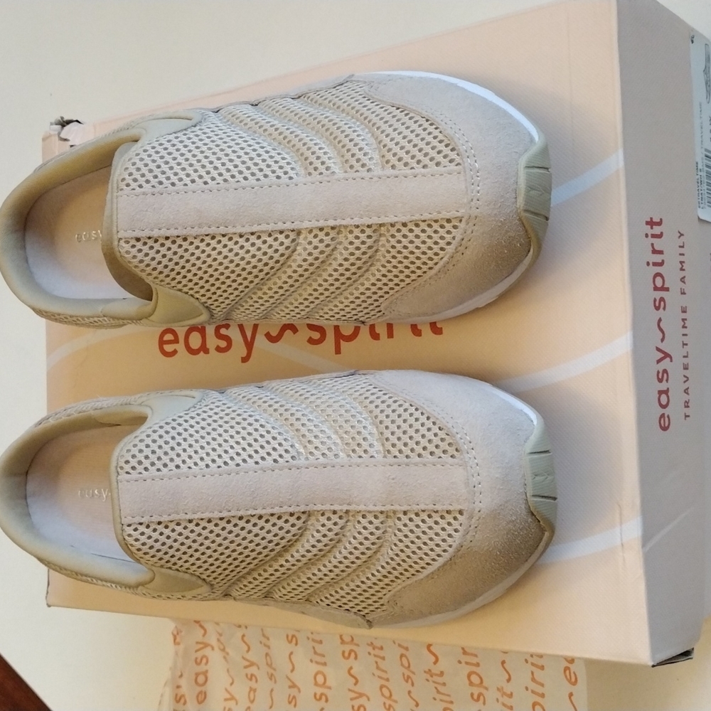 Easy Spirit Women's Clogs, Comfort and Arch Support 8 Wide. Beige
